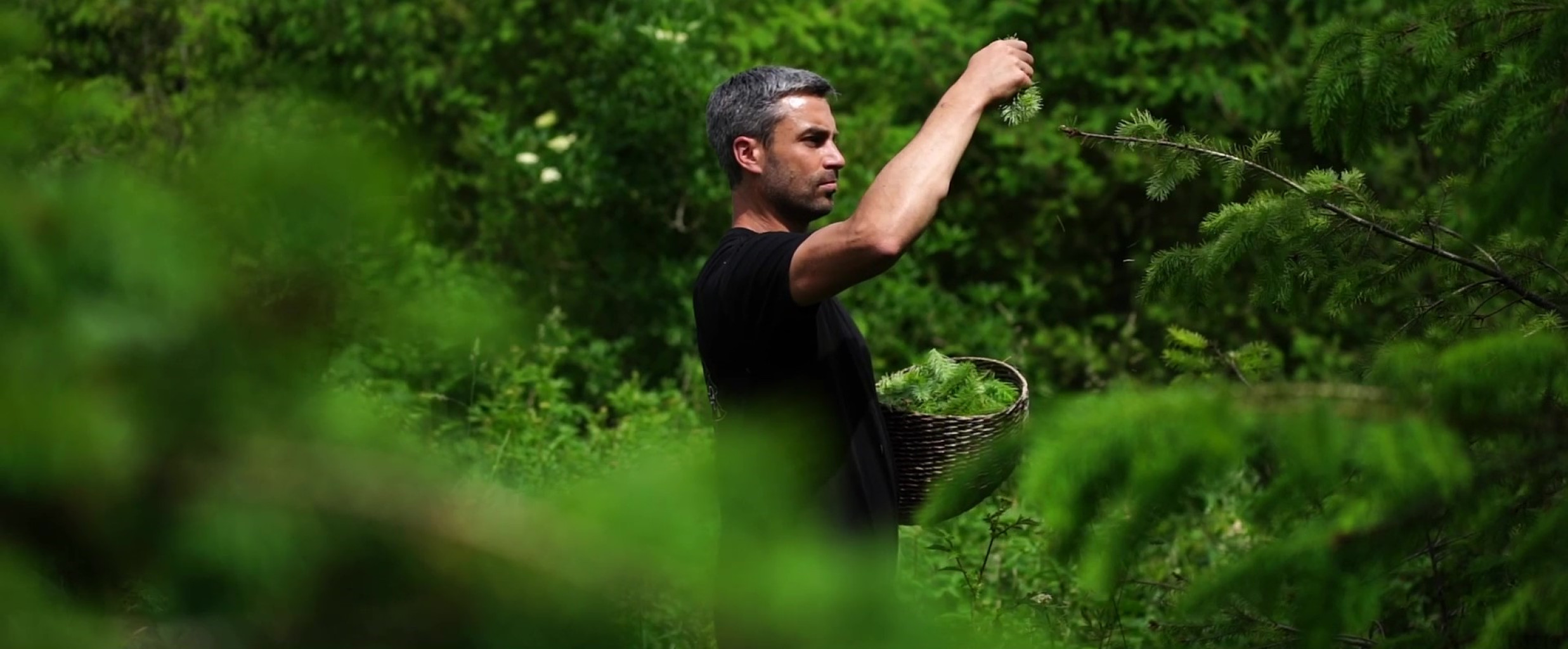 Un réchaud avec flamme et un verre La THArée