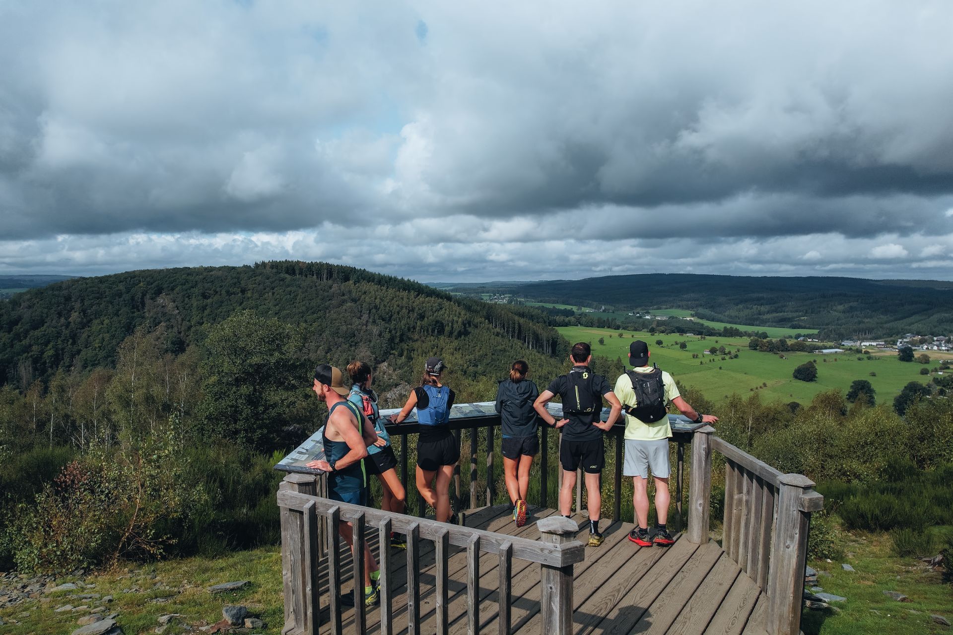 Groupe au belvédère face à la vallée