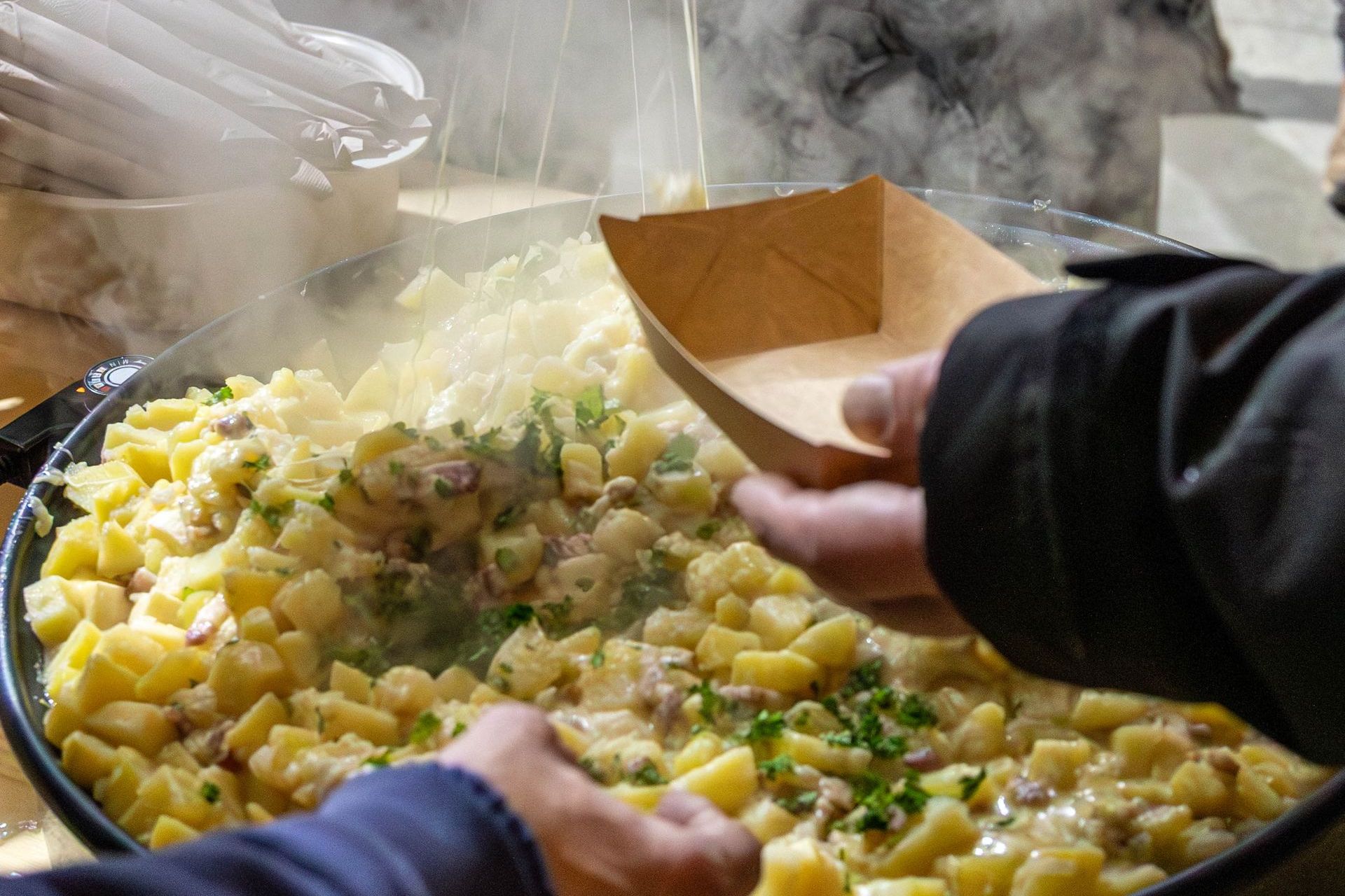 Tartiflette fumante servie à la louche