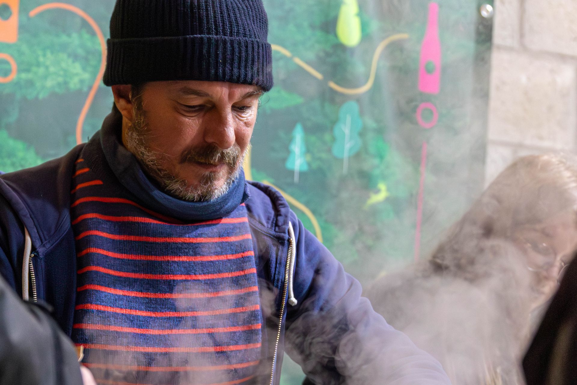 Le cuisinier dans la vapeur de la tartiflette